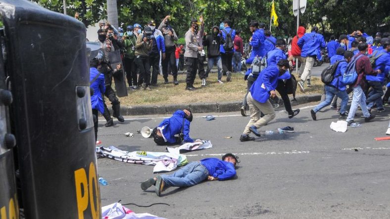 Demo Mahasiswa di Depan Kantor Gubernur Sulbar Ricuh, Dua Orang Luka
