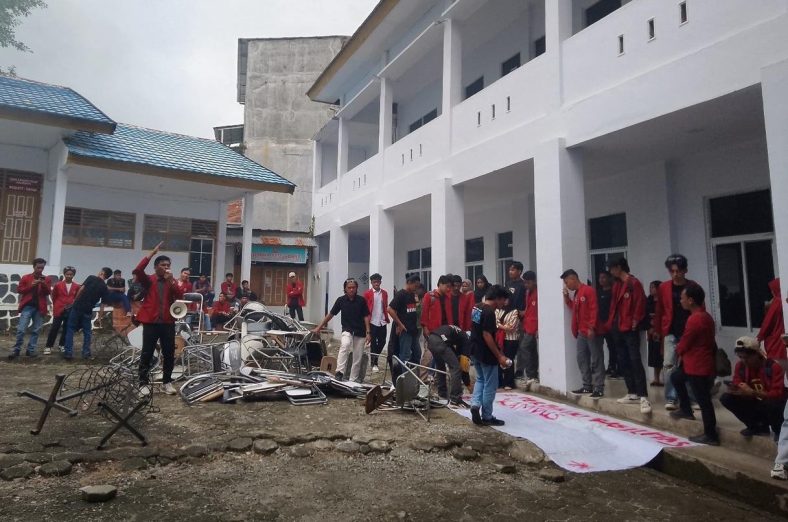 mahasiswa-unimaju-geruduk-rektorat-tuntut-pembatalan-kenaikan-biaya-studi-banding